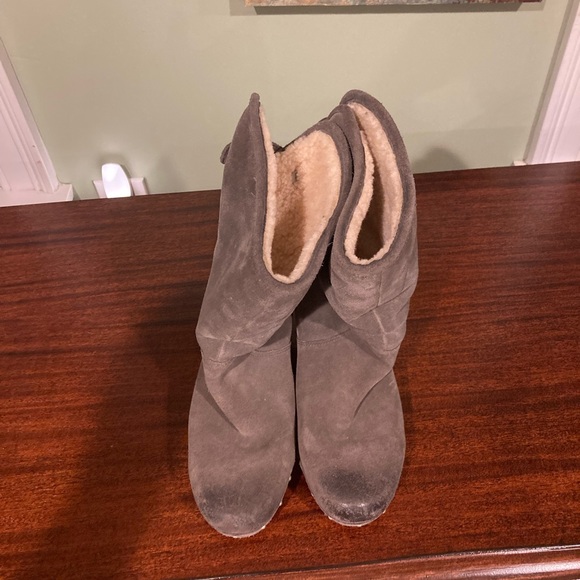 Gray ugg boots size 9. Clog style. Fur lined in great shape. - Picture 5 of 7